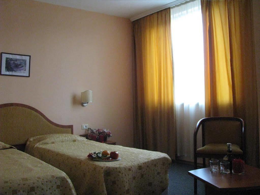 Terra Europe Brontes Hotel Targóvishte Exterior foto